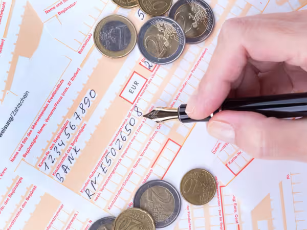 finanzen-ueberweisungsformular-kugelschreiber-fotolia_svetlana67-91807395_s.jpg