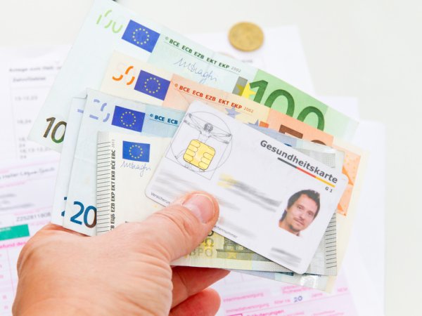 gesundheit-geldscheine-krankenkassenkarte-fotolia juergen-faelchle-75581557 s.jpg