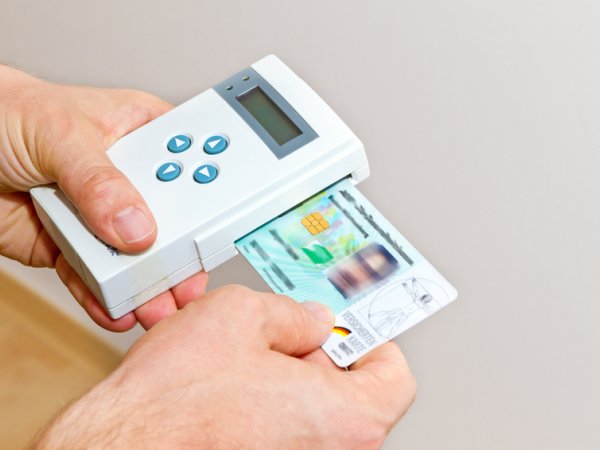 Gesundheitskarte wird in Kartenlesegerät eingeführt