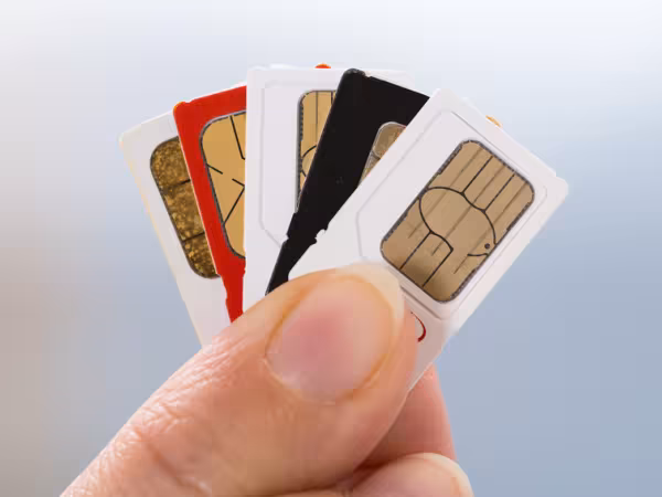 hand-mit-simkarten-fotolia_apos_82597997_s.jpg