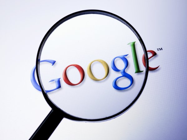 Google unter der Lupe; Quelle: Alija - istockphoto.com
