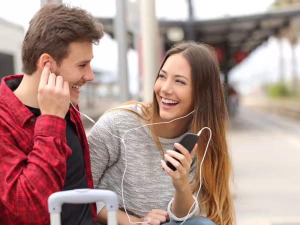medien-musik-paar-fotolia_antonioguillem_84486628.jpg