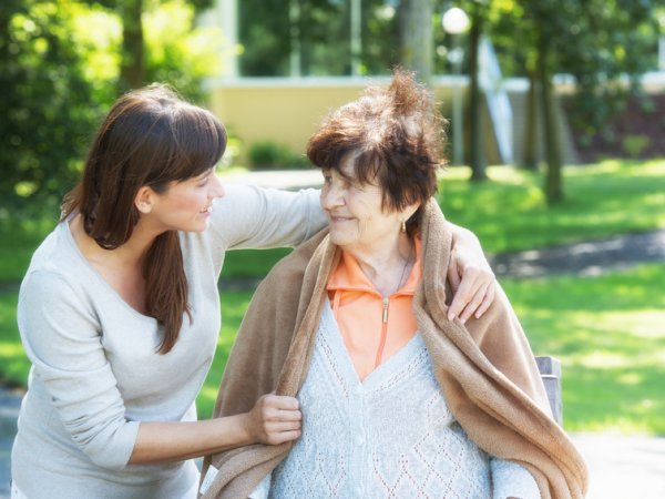 pflege-seniorin-betreuerin-fotolia drubig-photo 61643770.jpg