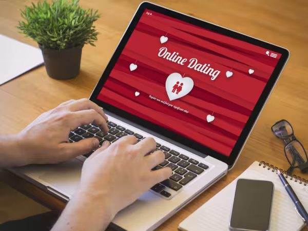 PC-Bildschirm zeigt Onlinedatingwebseite 
