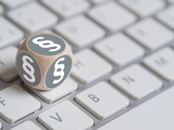 recht-wuerfel-tastatur-fotolia fotogestoeber 76157272.jpg