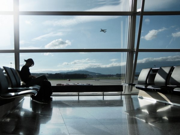 Reisender wartet am Flughafen.