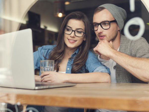 reise-junges-paar-vor-laptop-fotolia 65990165.jpg