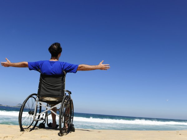 Mann im Rollstuhl am Strand