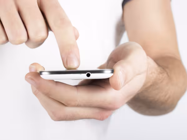 telekommunikation-smartphone-hand-fotolia_forkart_photography_60241247.jpg