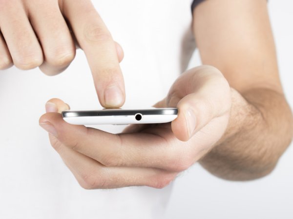 telekommunikation-smartphone-hand-fotolia forkart photography 60241247.jpg