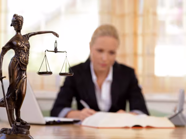 Justitia auf Schreibtisch; Quelle: Gina_Sanders - Adobe Stock