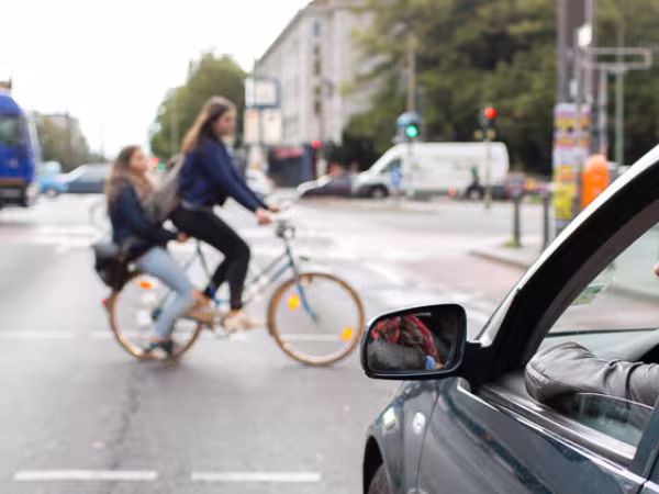 Frau blickt aus Auto