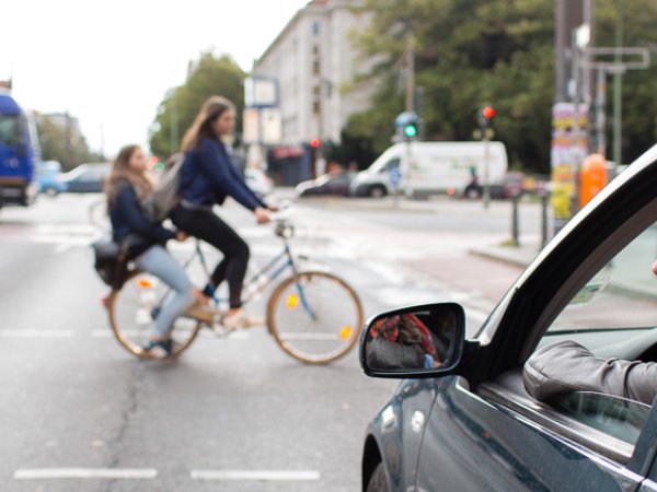 Frau blickt aus Auto