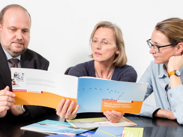 Experten lesen Broschüre des vzbv