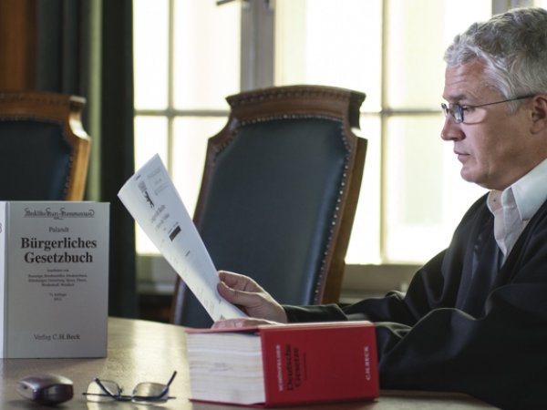 Richter beim Aktenstudium. Foto: Raum 11 - vzbv