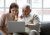 junge Frau und alter Mann benutzen Laptop gemeinsam
